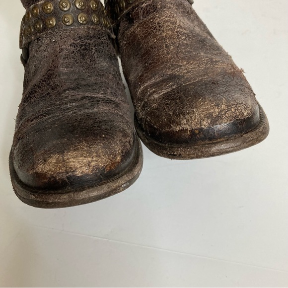 FRYE WOMEN'S PHILLIP STUDDED HARNESS BOOTS ROUND TOE Crackled Leather 9.5 Brown - Picture 9 of 15